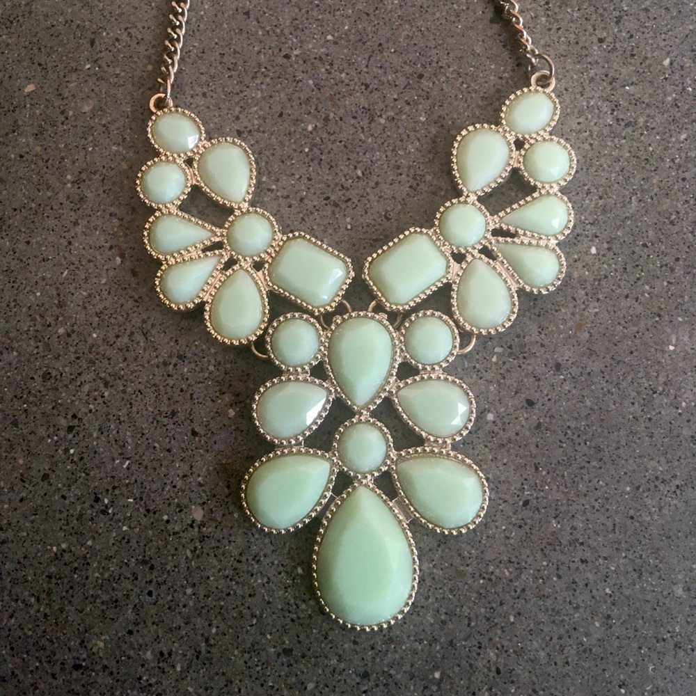 Gold and green coloured necklace